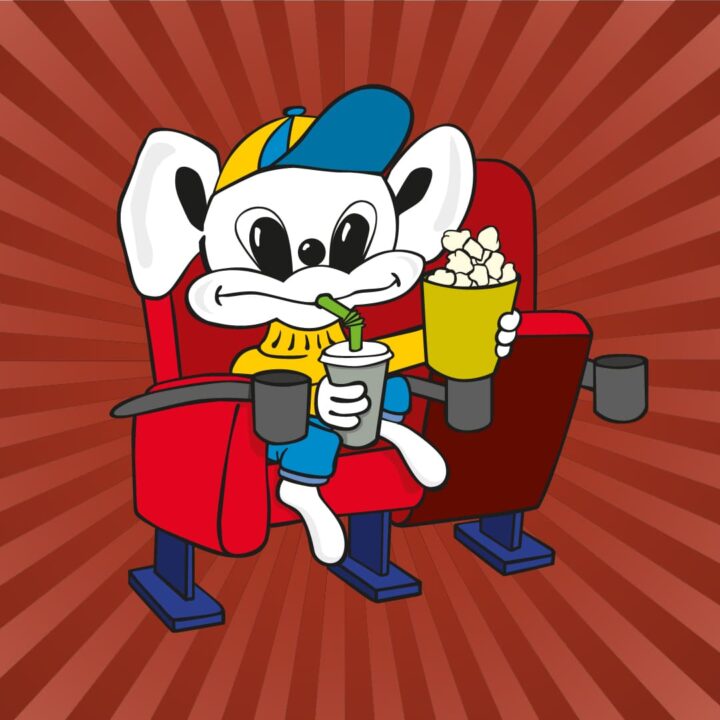 Biokalas - musen Kulius i en biosoffan med popcorn och dricka